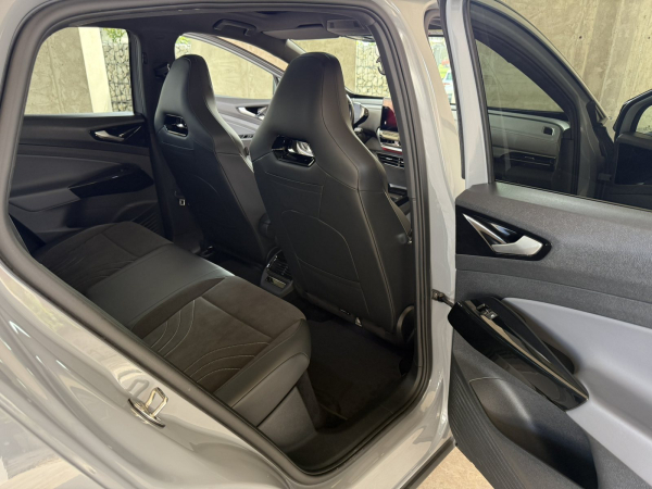 VOLKSWAGEN ID.5 Pro Performance